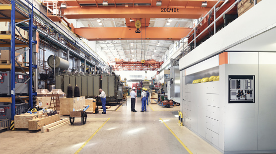 fábrica industrial en ingeniería industrial para la fabricación de transformadores - interiores de una nave de producción photo
