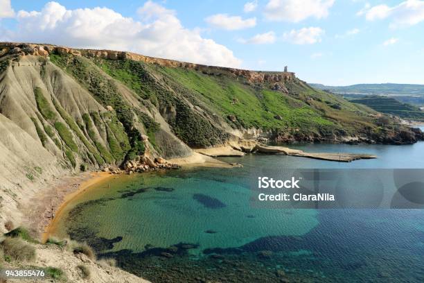 Foto de Baía De Gneina Bay Em Malta e mais fotos de stock de Malta - Malta, Baía, Praia