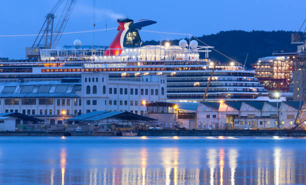 carnival cruise ship dans les chantiers navals de monfalcone - construction built structure building activity shipyard photos et images de collection