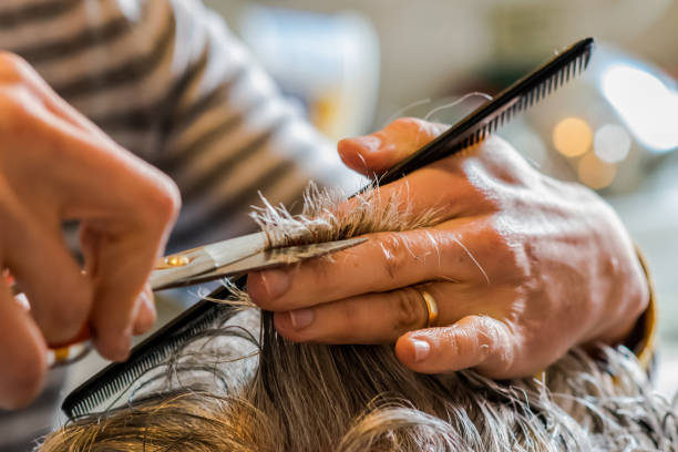 高齢者の両親に散髪を与える娘 - men hairdresser human hair hairstyle ストックフォトと画像