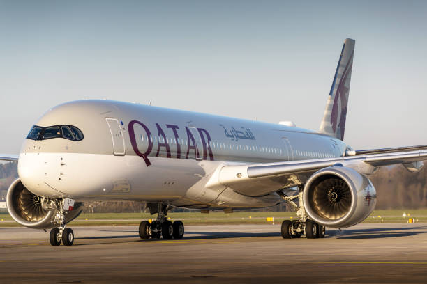 카타르 항공 에어버스 a350 - qatar airways 뉴스 사진 이미지