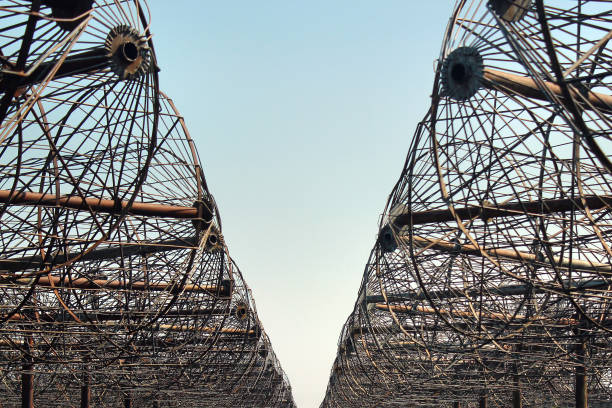 antenas oxidadas de un viejo telescopio de radio abandonado - sex toy audio fotografías e imágenes de stock