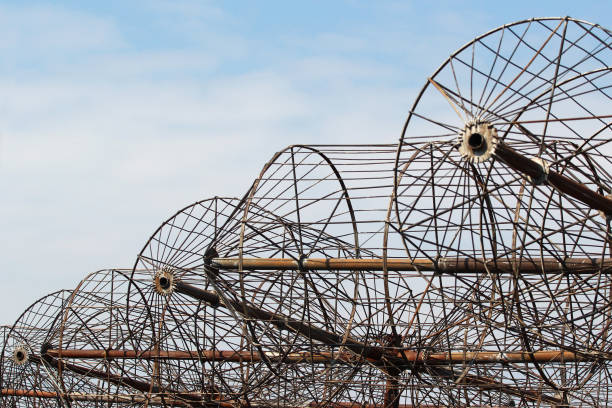 antenas oxidadas de un viejo telescopio de radio abandonado - sex toy audio fotografías e imágenes de stock