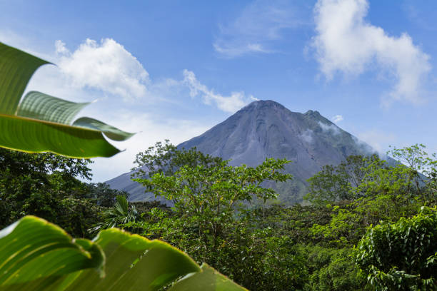 vulcano arenal - sleeping volcano foto e immagini stock