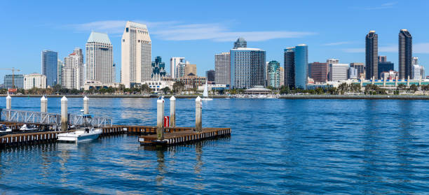 skyline de san diego - una vista panorámica de día soleado de san diego centro de la ciudad por la bahía de san diego, desde la península de coronado. - day san diego california harbor downtown district fotografías e imágenes de stock