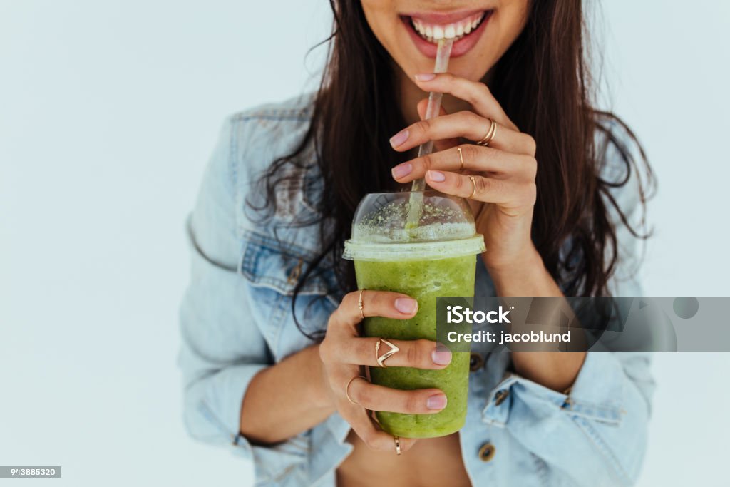 Beber suco fresco de mulher a sorrir - Foto de stock de Smoothie royalty-free