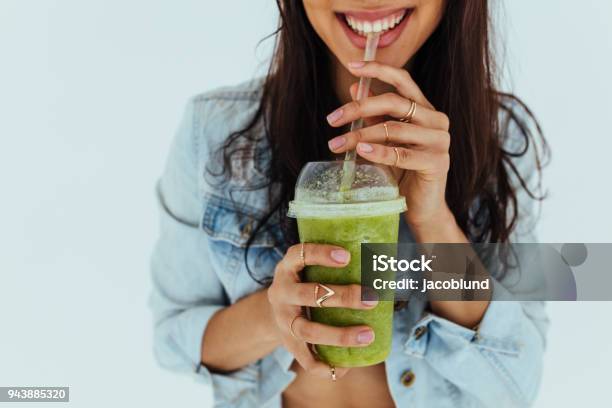 Foto de Beber Suco Fresco De Mulher A Sorrir e mais fotos de stock de Smoothie - Smoothie, Beber, Verde - Descrição de Cor