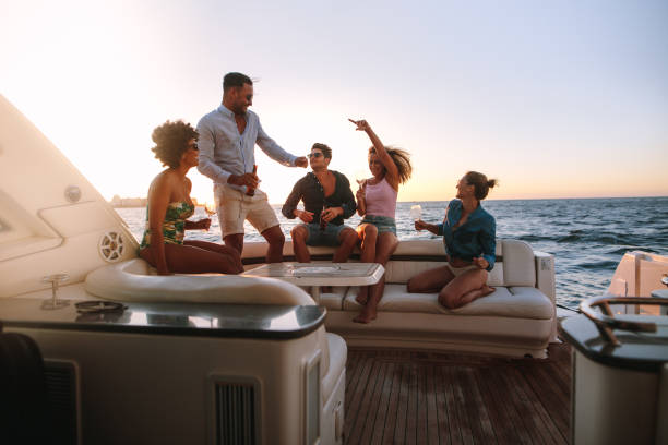 grupo de amigos disfrutando de una fiesta - yacht fotografías e imágenes de stock