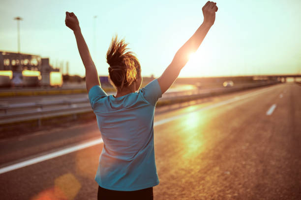 je peux y arriver ! - arms outstretched arms raised women winning photos et images de collection