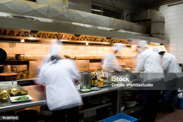 Interior De Cozinha De Um Restaurante - Fotografias de stock e mais imagens de Cozinha Industrial - Cozinha Industrial, Lotado, Restaurante