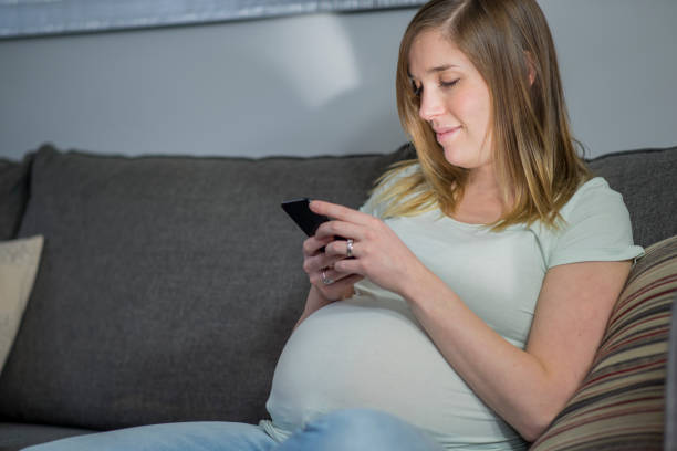istock Pregnant Woman Texting 943902788