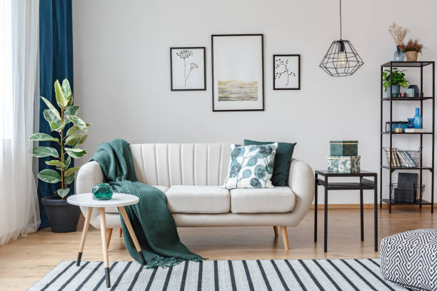 plakate in gemütliche wohnung innen - metallic look fotos stock-fotos und bilder
