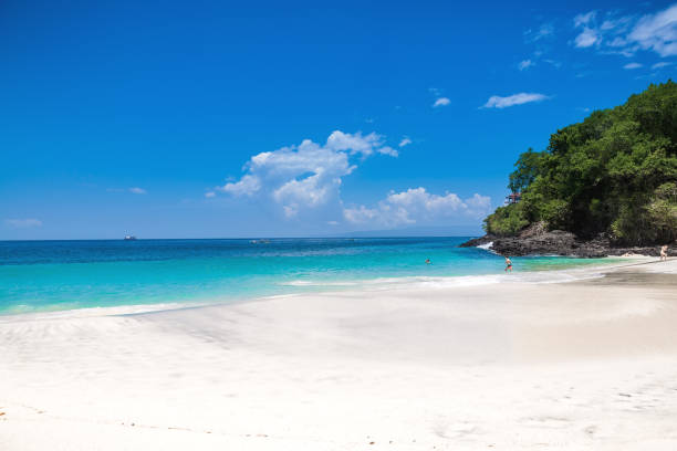 istock Tropical sandy beach and ocean with crystal water in Bali 943913602