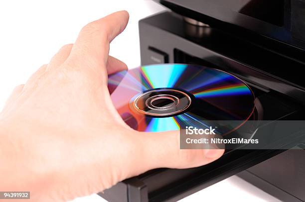 ディスクを挿入 - CD-ROMのストックフォトや画像を多数ご用意 - CD-ROM, DVD, アナログレコード