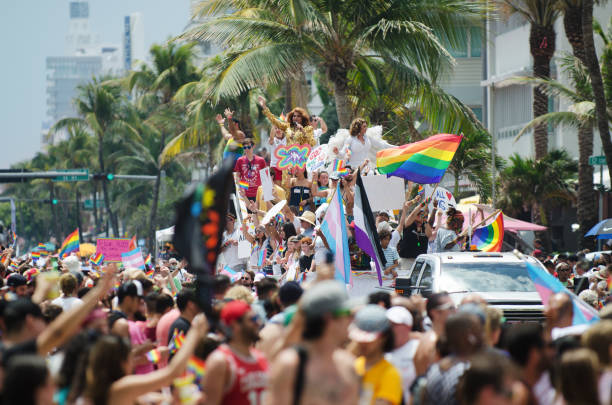 miami beach gay pride parade 2018 - carroza de festival fotografías e imágenes de stock
