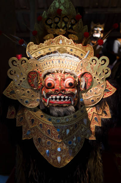 tradycyjna balijska maska na czarnym tle. - bali balinese culture art carving zdjęcia i obrazy z banku zdjęć