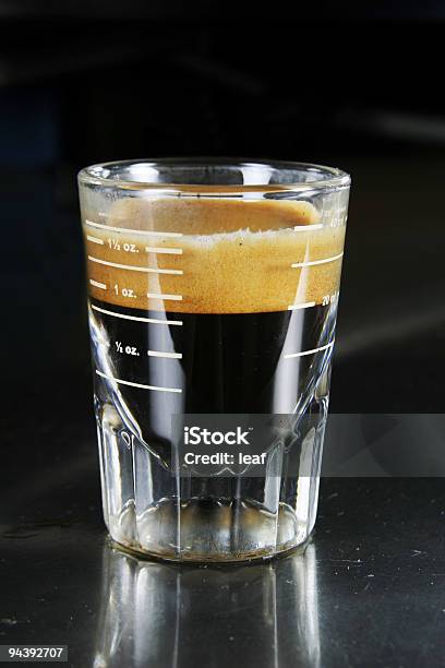 Jednym Espresso - zdjęcia stockowe i więcej obrazów Espresso - Espresso, Kieliszek do wódki, Bar kawowy