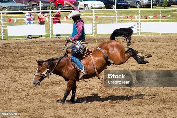 Foto de Saddle Bronc e mais fotos de stock de Sela - Sela, Rodeio, Bucking Bronco
