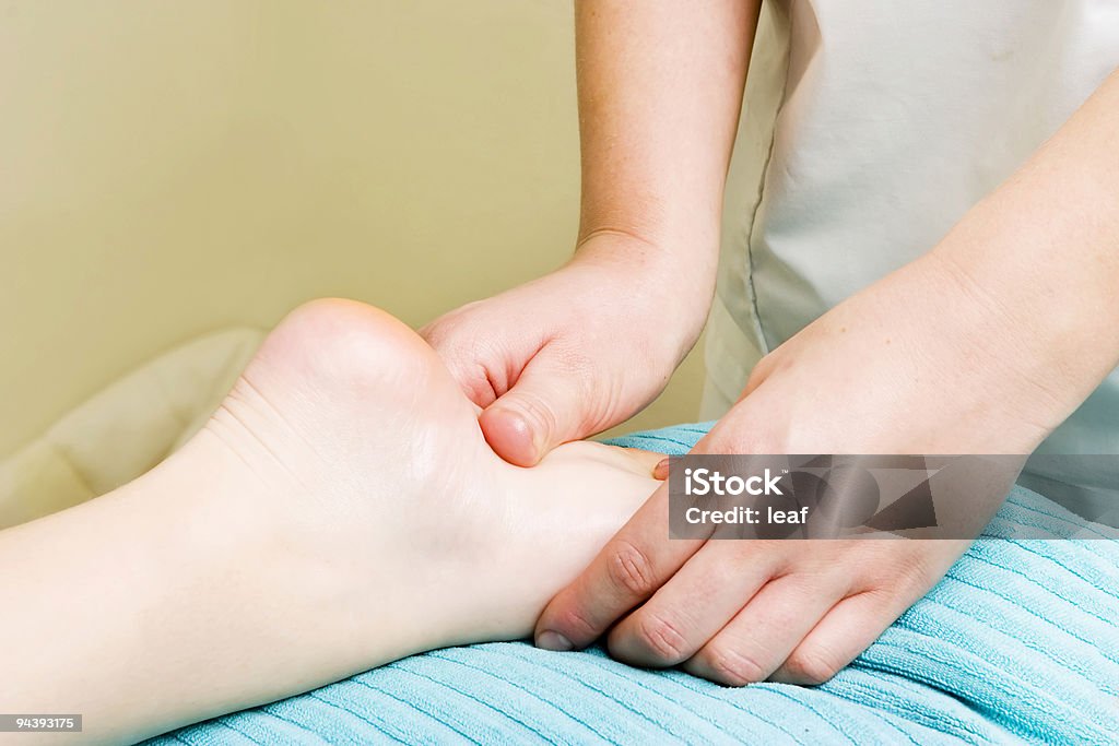 Masaje de pies - Foto de stock de Asistencia sanitaria y medicina libre de derechos