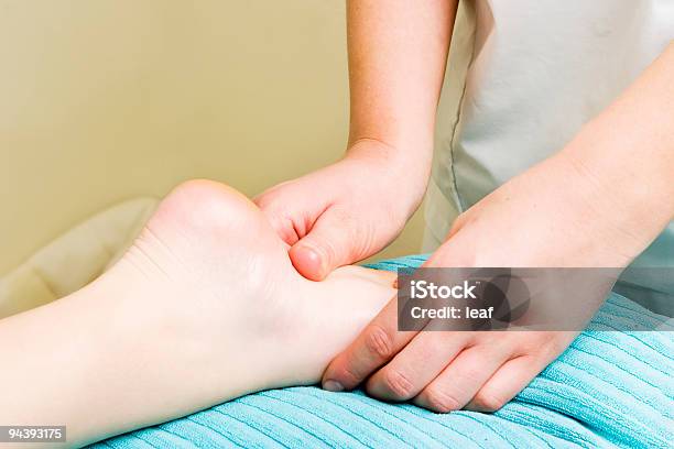 Masaje De Pies Foto de stock y más banco de imágenes de Asistencia sanitaria y medicina - Asistencia sanitaria y medicina, Balneario - Spa, Belleza