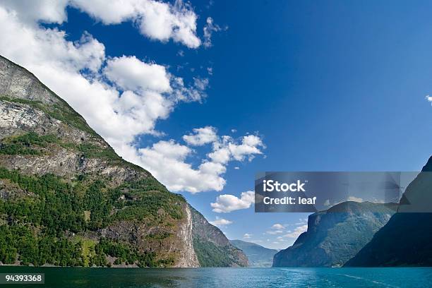 Fiorde Noruega Scenic - Fotografias de stock e mais imagens de Alto - Descrição Física - Alto - Descrição Física, Ao Ar Livre, Azul