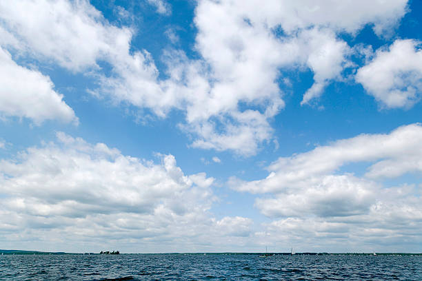 majestic wolkengebilde-blauen himmel, weiße wolken (xxl - season lake cloudscape horizon stock-fotos und bilder