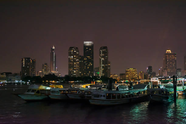 le barche passeggeri attraccate nelle vicinanze di asiatique sul lungofiume - bangkok thailand asia water taxi foto e immagini stock