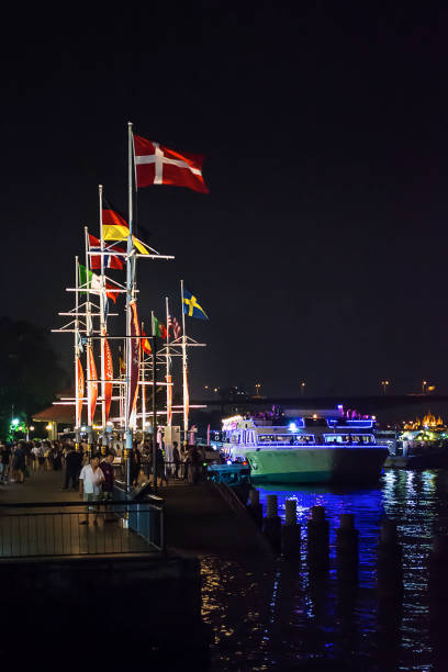 łodzie pasażerskie zacumowane w pobliżu asiatique nad brzegiem rzeki - bangkok thailand asia water taxi zdjęcia i obrazy z banku zdjęć