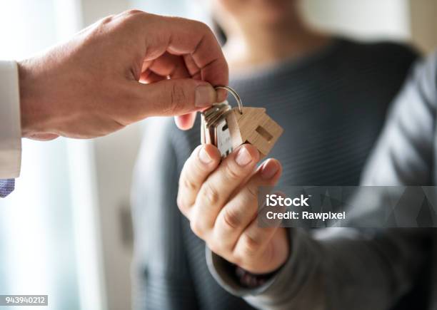 Asiatische Familie Kaufen Neues Haus Stockfoto und mehr Bilder von Wohnhaus - Wohnhaus, Eigenheim, Schlüssel