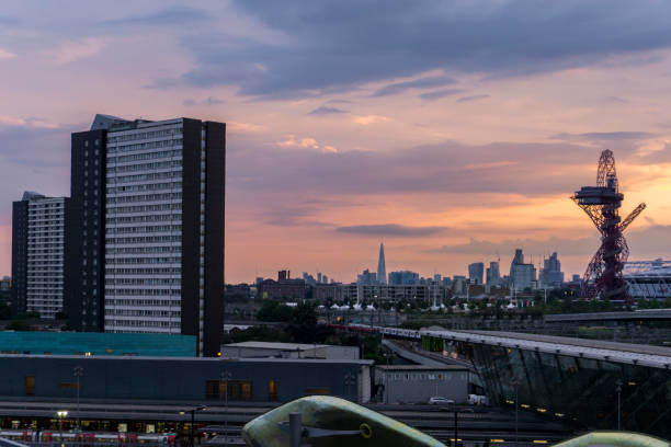 skyline de stratford pendant le coucher du soleil - east london photos et images de collection