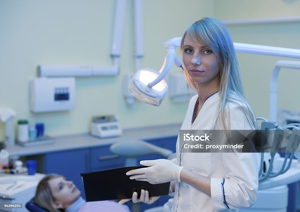 歯科医と患者 - カラー画像のロイヤリティフリーストックフォト