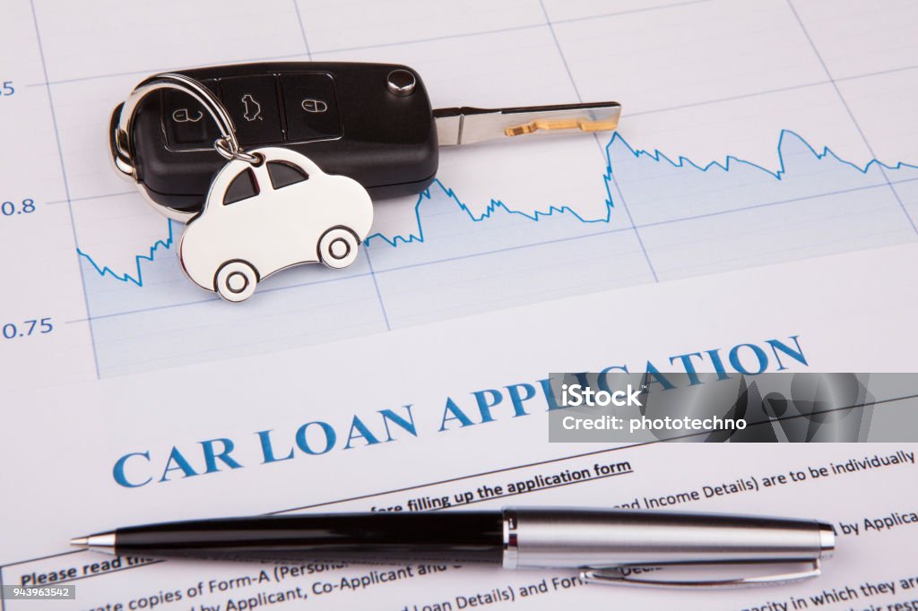 Formulaire de demande de prêt auto se fixent sur le Bureau - Photo de Voiture libre de droits