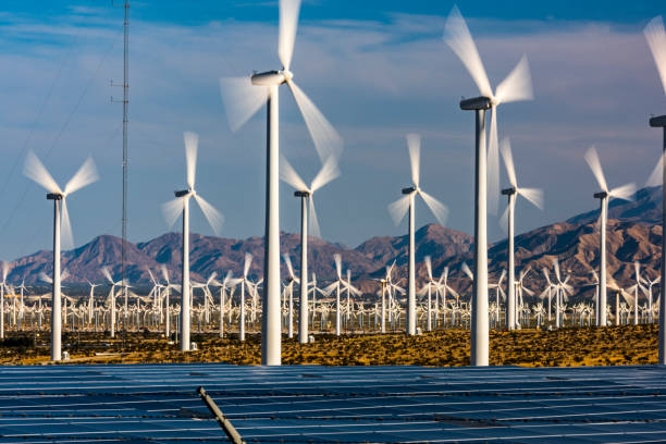 turbine eoliche e pannelli solari - solar panel wind turbine california technology foto e immagini stock