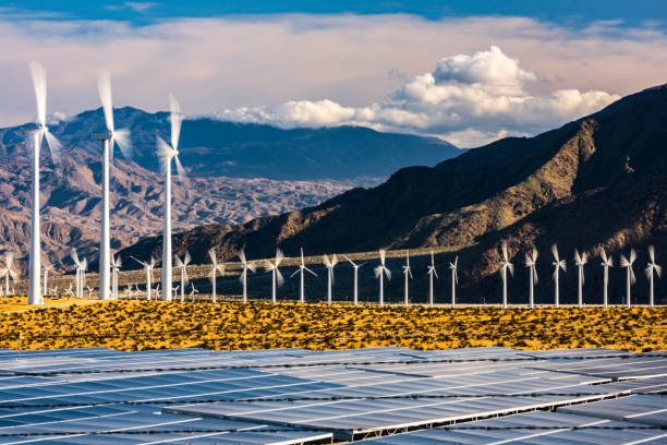 ветровые турбины и солнечные панели - solar panel wind turbine california technology стоковые фото и изображения