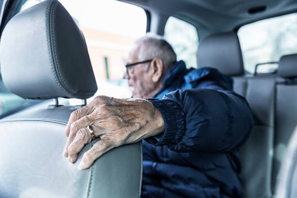 anciano arrugado piel seca mano silla de auto - car for sale fotografías e imágenes de stock