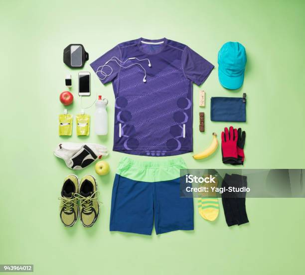 メンズ トレーニング摩耗 Knolling スタイル緑の背景に - スポーツのストックフォトや画像を多数ご用意 - スポーツ, フラットレイ, 服飾品