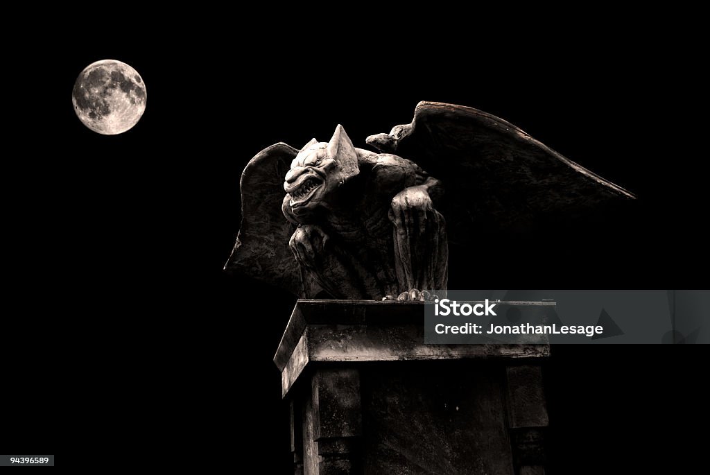 Хэллоуин Горгулья и полная Луна ночью сумерках темноту, gargouille haloween - Стоковые фото Горгулья роялти-фри