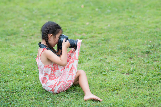 istock Little girl to take a picture 943967964