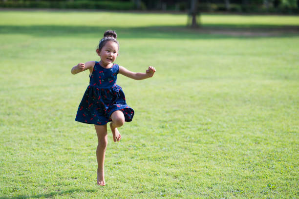 잔디밭에 어린 소녀 - child dancing preschooler outdoors 뉴스 사진 이미지