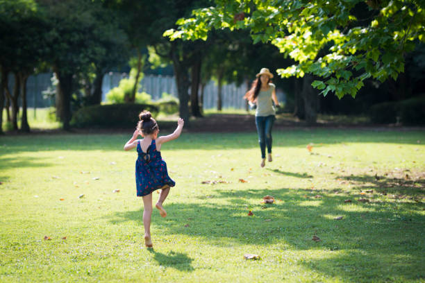 niñas jugando en el césped - child dancing preschooler outdoors fotografías e imágenes de stock