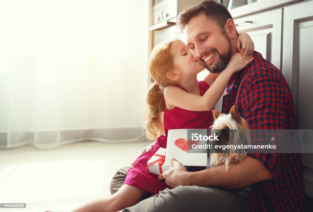 Día de los padres. Hija de familia feliz dando la tarjeta de felicitación del papá - Foto de stock de Padre libre de derechos