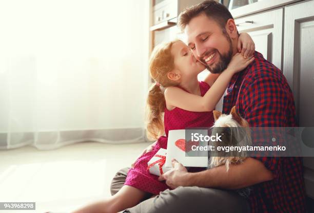 Día De Los Padres Hija De Familia Feliz Dando La Tarjeta De Felicitación Del Papá Foto de stock y más banco de imágenes de Padre