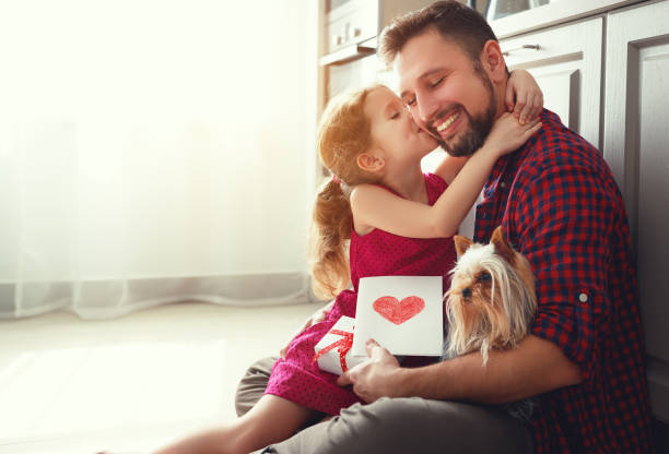 아버지의 날입니다. 행복 한 가족 딸 아빠 인사말 카드를 주는 - fathers day greeting card father child 뉴스 사진 이미지