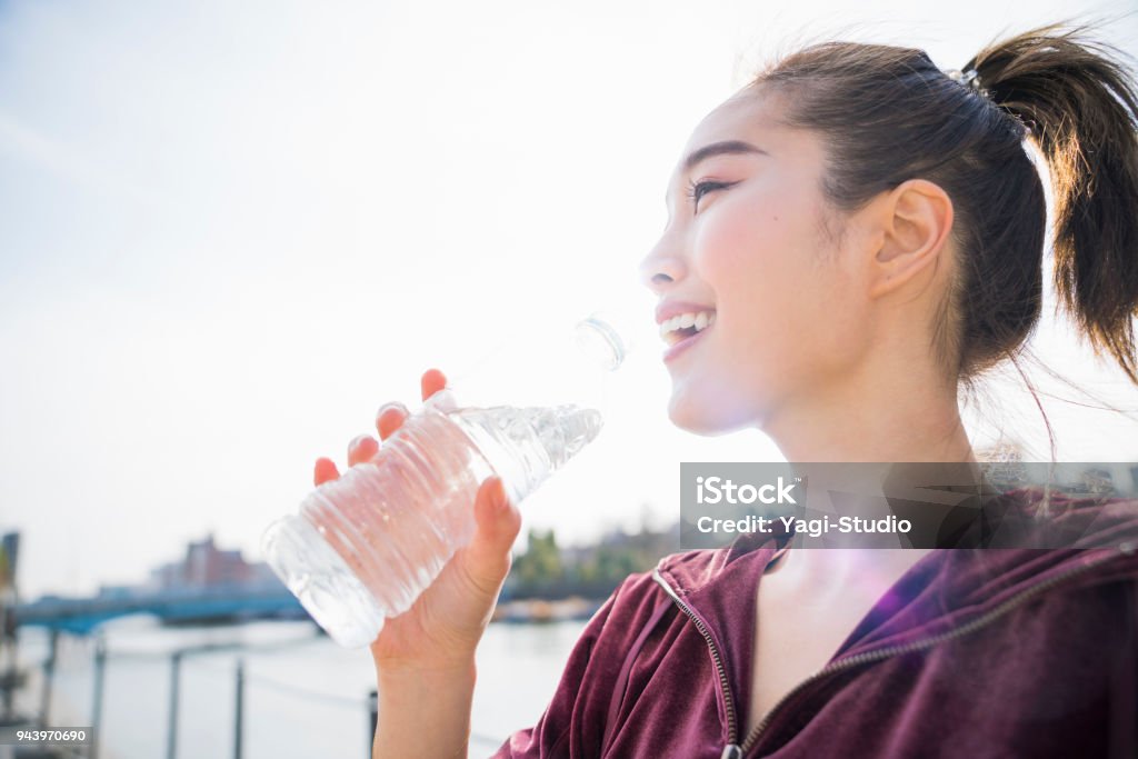 若い女性の飲料水  - 女性のロイヤリティフリーストックフォト