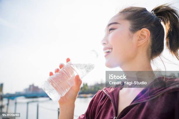 若い女性の飲料水 - 女性のストックフォトや画像を多数ご用意 - 女性, 笑顔, 走る