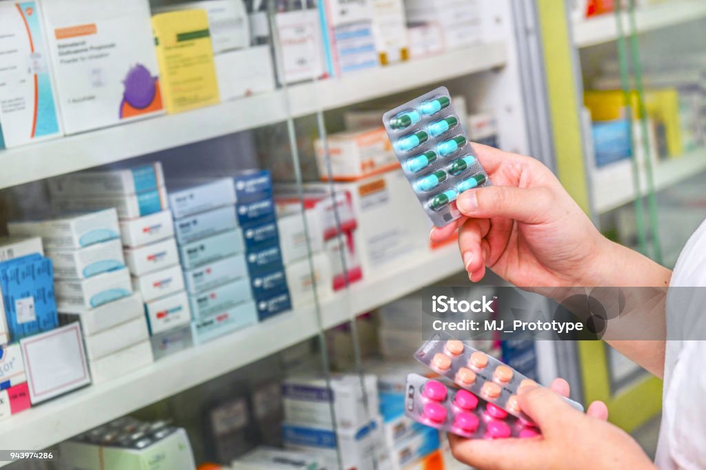 Mano que sostiene el paquete cápsula de medicina - Foto de stock de Medicamento libre de derechos