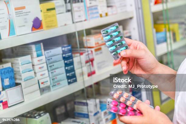 Confezione Capsula Medicinale Con Tenuta A Mano - Fotografie stock e altre immagini di Farmaco - Farmaco, Farmacia, Sanità e medicina