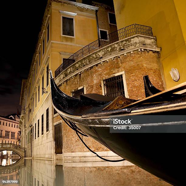 Góndola En Venecia Foto de stock y más banco de imágenes de Noche - Noche, Góndola, Gondolero