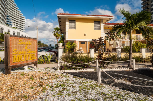 seaside & sandy shores motel in fort lauderdale, usa - boulevard mansion road grounds stock-fotos und bilder