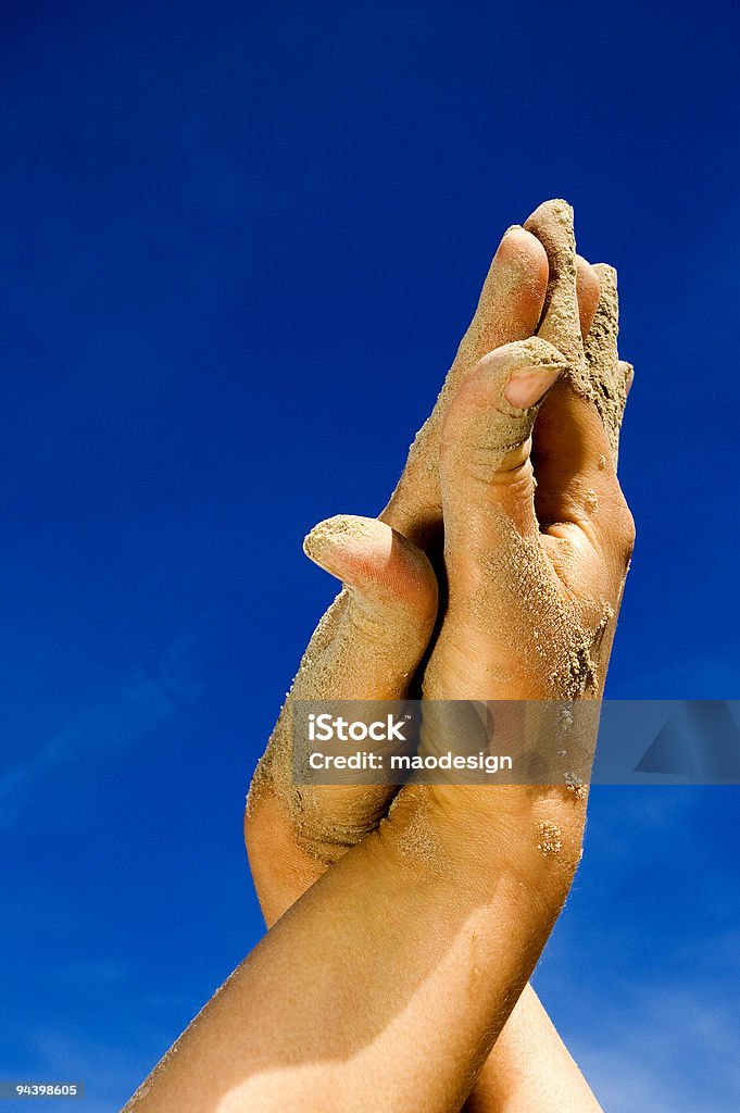 Mains avec du sable et bleu ciel - Photo de Amour libre de droits